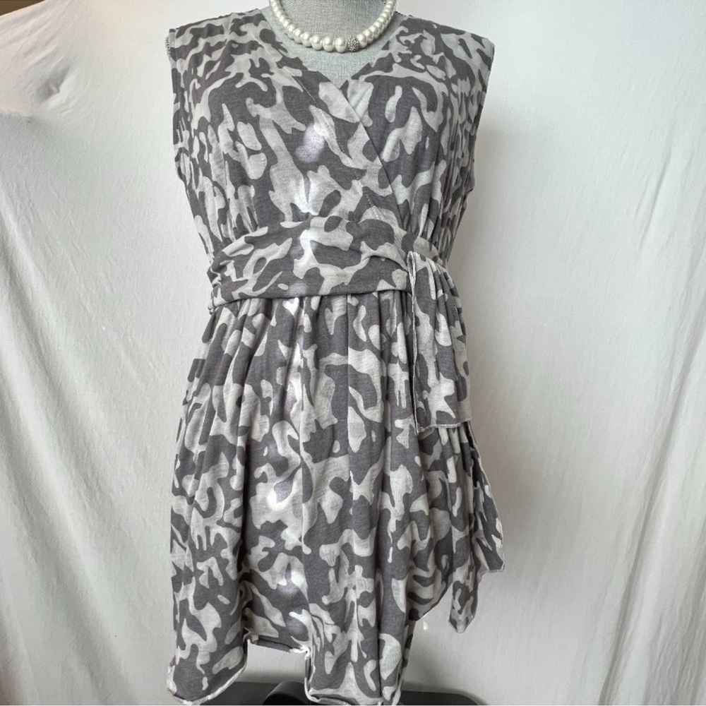 Zenim Gray and White Tunic Top with Chic Design